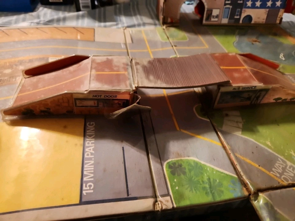 Vintage CORGI "Hero City" Fold-Out Suitcase PLAY SET Rare Car  - Image 4 of 4