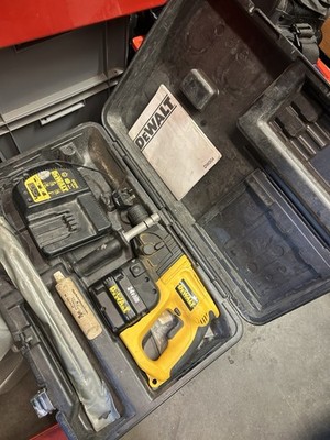 DeWalt SDS Bohrhammer 24V Akku DW004, 1 Akku, Ladegerät & Bohrer