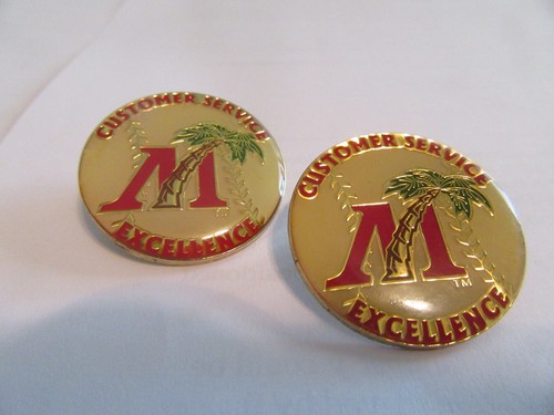 2x 2008 Ft. Myers Miracle Kundenservice Anstecknadeln Limited Edition