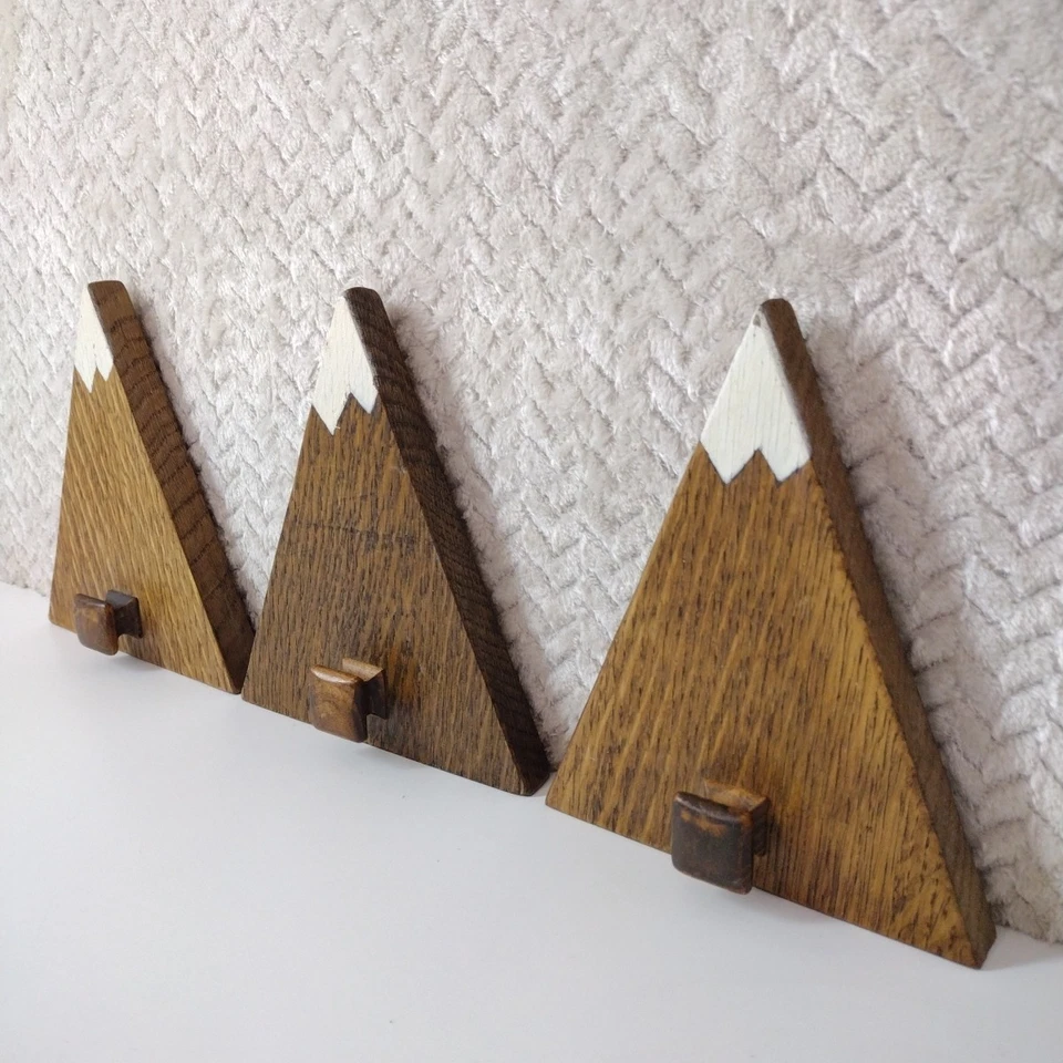 Ganchos de abrigo geométricos de montaña nevada de madera hechos a mano para pared, roble, perillas cuadradas Foto 2 de 4