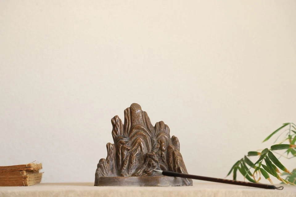 Tinta de porcelana china en forma de montaña piedra de tinta de erudito esmaltada marrón’s Foto 2 de 4