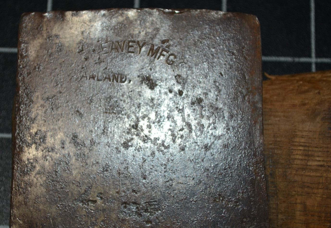 PEAVEY MFG - OAKLAND MAINE - 2 1/2# SINGLE BIT AXE  W ORIGINAL HANDLE