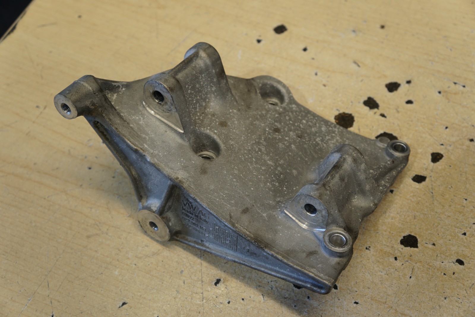 2019 - 2025 LAMBORGHINI URUS 4.0L V8 ENGINE ALTERNATOR SUPPORT BRACKET OEM