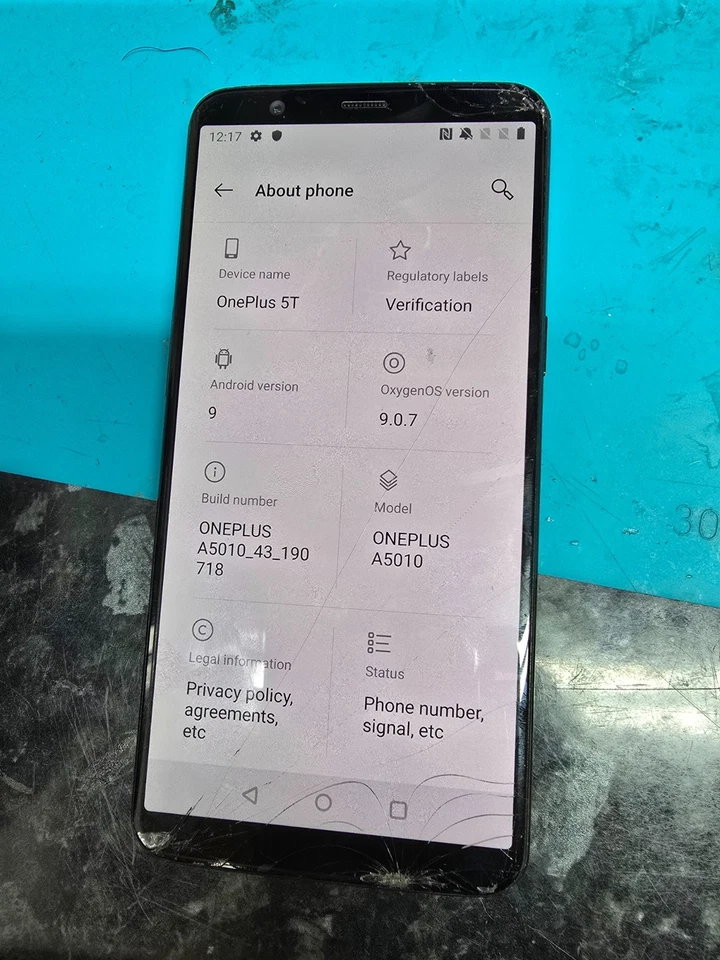 OnePlus 5T - 64GB - Midnight Black (Unlocked) Smartphone screen cracked - Image 4 of 4