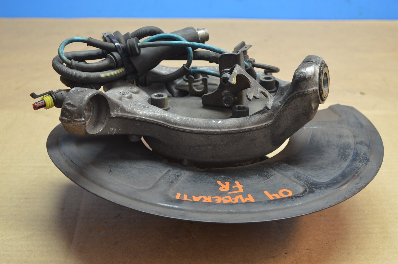 2004 M138 MASERATI M128 GT COUPE FRONT PASSENGER SIDE SPINDLE WHEEL HUB 28839702