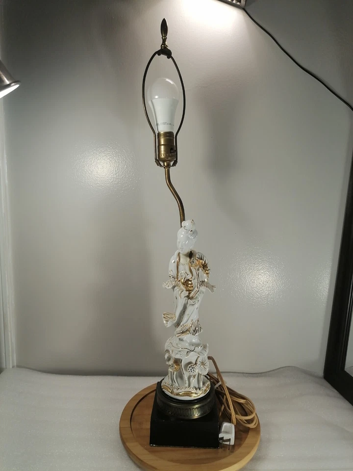 Lámpara de mesa hecha de una antigua estatua china de porcelana de Guanyin, años 1900-1950 Foto 2 de 4