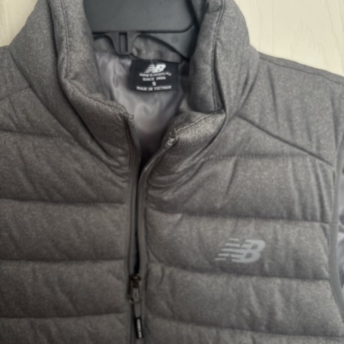 New Balance (Men) Puffer Vest Full Zip Filled Insulated Quilted silver - Picture 2 of 5