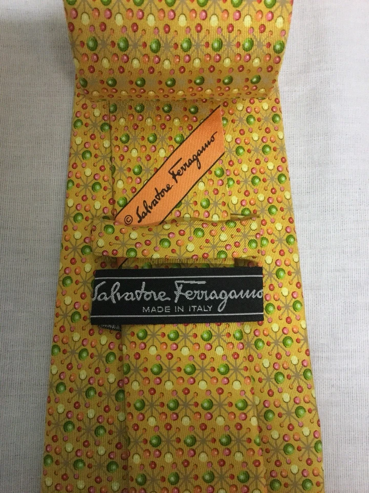Gravata masculina Salvatore Ferragamo, fundo amarelo, verde, rosa e cinza - Imagem 4 de 4