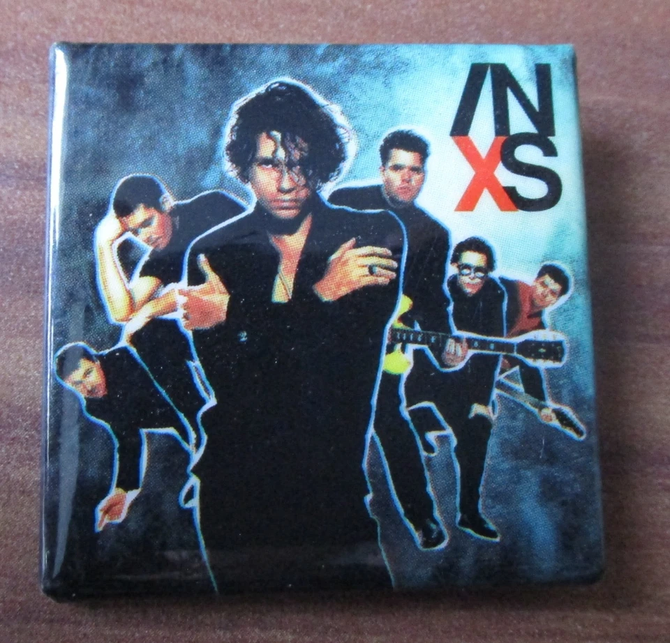 INXS Pinback Button RAR + 2 CDs + Das erste offizielle Fan-Buch Tour 80er Jahre - Bild 2 von 4
