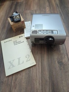 Mitsubishi XL2U Beamer - Projektor mit Ersatzlampe
