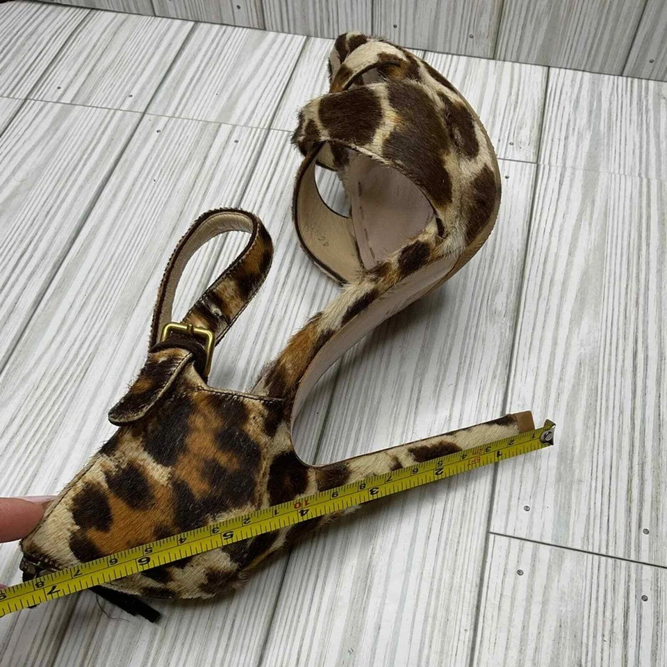 1124- SANDALIA plataforma tacón piel de becerro estilo pony MIU MIU estampado animal Foto 4 de 4