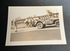 Foto istantanea vintage epoca WW2 Willys MB Ford Jeep soldato tre signore ponte