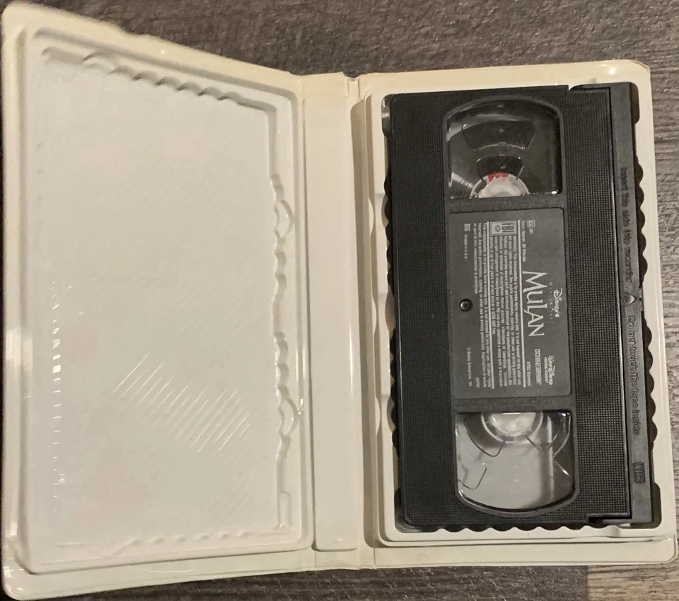 RARE! White Clamshell Case Disney’s Masterpiece Mulan VHS Movie Tape 1998 GOOD!! - Image 3 of 4