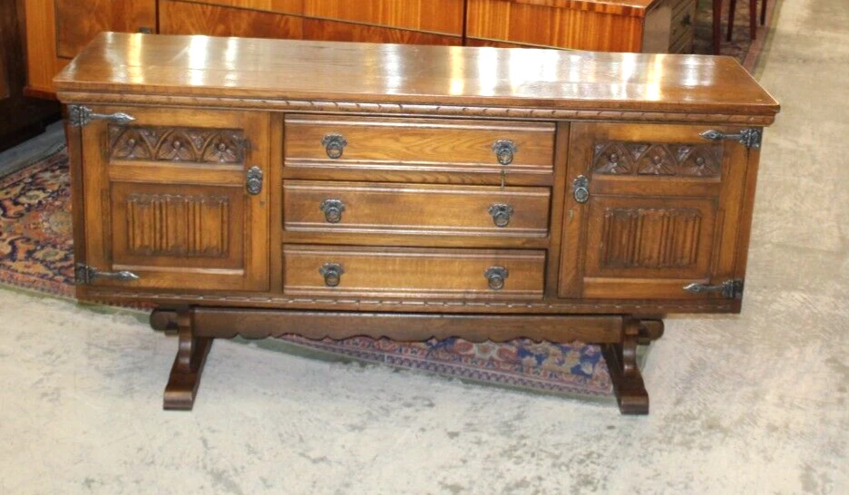 Английский антикварный дубовый буфетный барный шкаф с резными дверцами и ящиками - Изображение 4 из 4