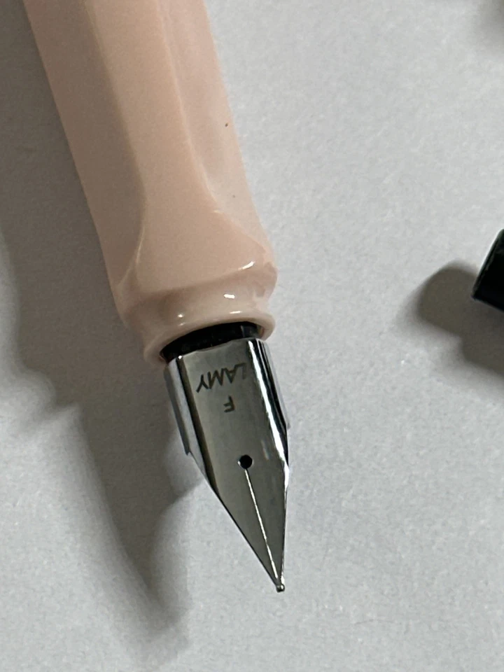 Pluma Estilográfica LAMY Safari Rosa Pastel Plumín Fino + Tinta Negra Catridge SIN CAJA Foto 3 de 4