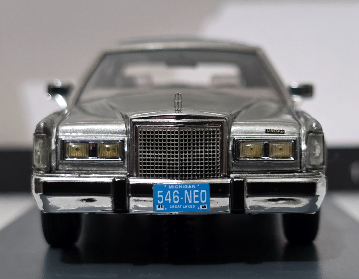 Lincoln Continental Town Car 1986 Grey 1:43 Neo NEO43546 Resin