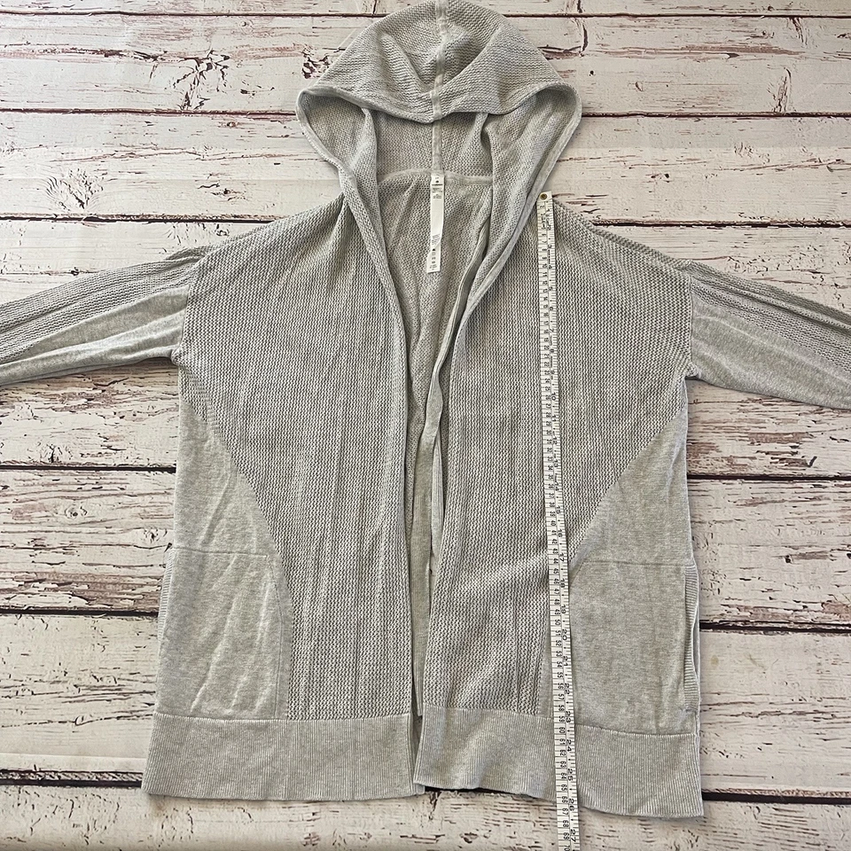 Sudadera con Capucha Lululemon Para Mujer 10 Movimiento Todavía Envoltura Espalda Dividida Gris Nimbus Suéter Foto 2 de 4