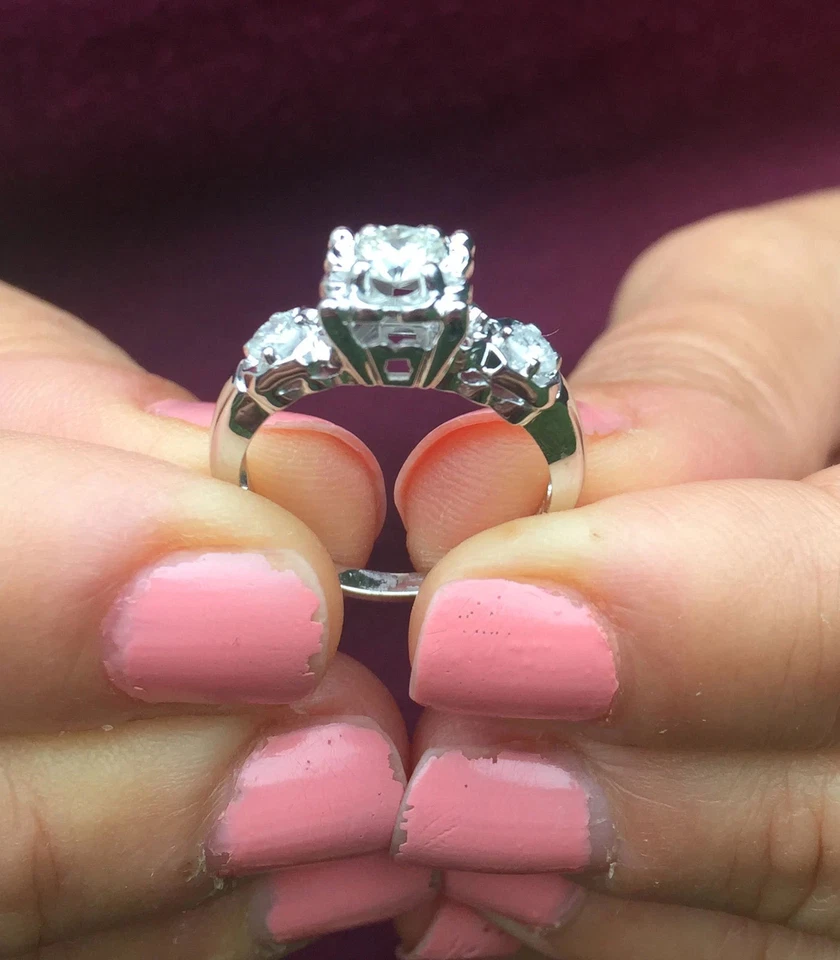 Anillo de compromiso de oro blanco de 14 k con diamantes de corte redondo I/VS1 natural certificado de 0,75 quilates Foto 4 de 4