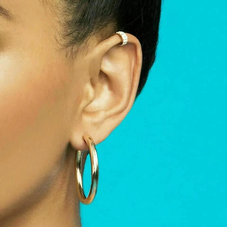 Pendientes brazalete redondo de diamantes creados en laboratorio de 0,30 quilates con acabado de oro amarillo de 14 k Foto 3 de 4