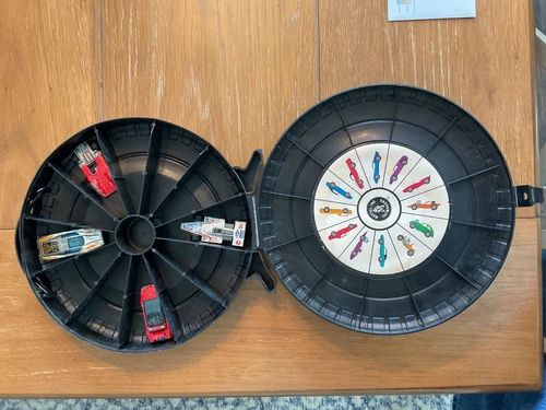 1967 MATTEL HOT WHEELS RALLY CASE WITH FOUR (4) RED LINE HOT WHEELS VEHICLES