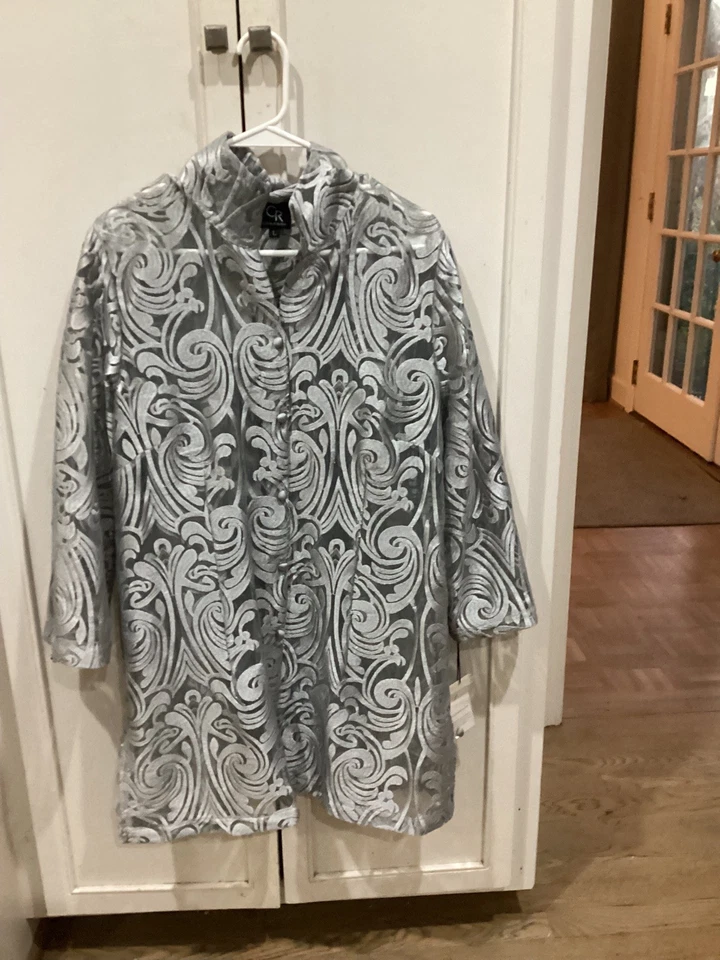 Chaqueta de relleno plateada CONNIE ROBERSON. Foto 2 de 4