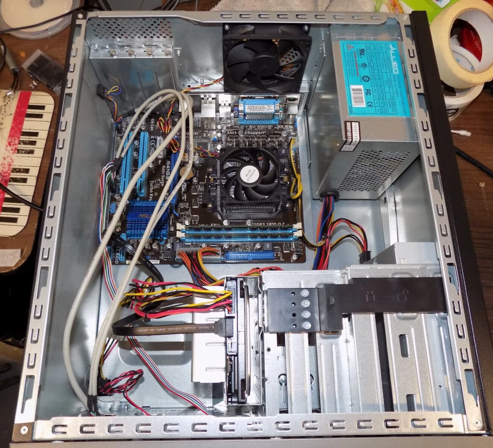 Computadora de escritorio personalizada AMD Athlon x2 250e 2 GB de RAM sin disco duro Foto 2 de 4