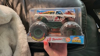 V8 BOMBER HOT WHEELS MONSTER TRUCKS GIANT WHEELS MONSTER JAM