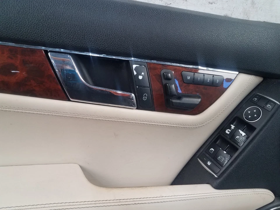 Panel de puerta del conductor delantero izquierdo Mercedes Benz AMG C 63 2011 #7010 A12 Foto 3 de 4