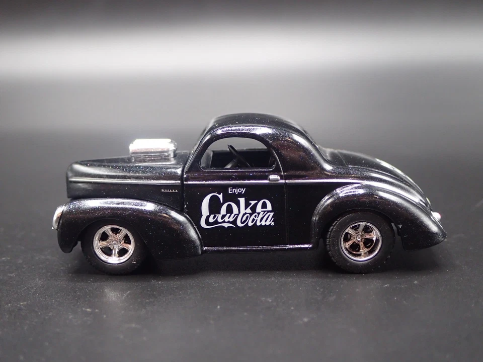 1941 41 Willys Coupé Gasser Coca-Cola Coca Cola Nhra 1:64 Scala Modellino Auto - Immagine 2 di 4