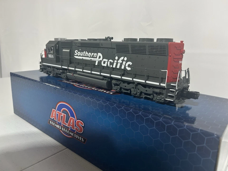 Atlas Premier Southern Pacific SD45 Diesel Locomotive O-Scale 30138266 PS3 #8614 - Image 3 of 4
