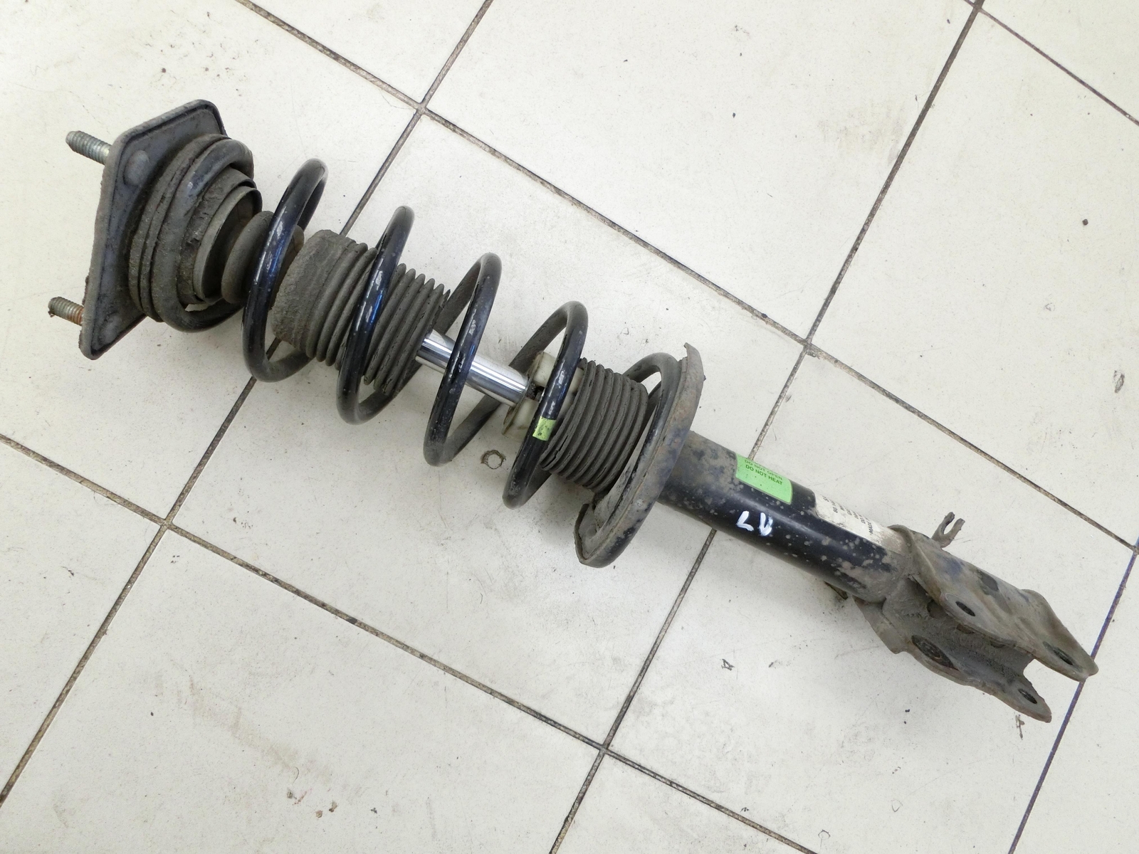 Federbein mit Stossdämpfer vorne links MR594023 Mitsubishi Colt  