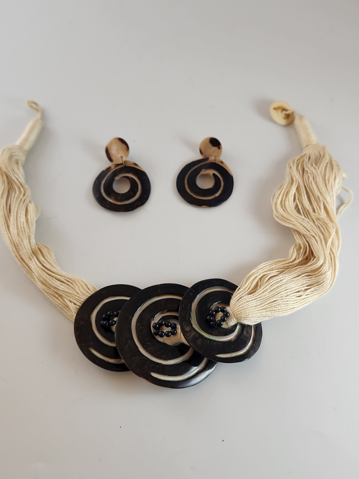 vintage macrame string and shell and earrings - image 4