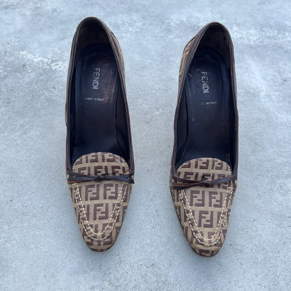 Fendi | Auténticos zapatos de salón vintage con monograma FF de cuero cinta de lona marrón (37) Foto 2 de 4