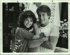 1983 Press Photo Actors Kim Delaney and Laurence Lay smile - sap02444