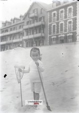 Fillette épuisette, Berck-sur-Mer, plaque verre photo ancienne, négatif 9x12 cm