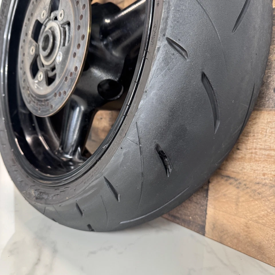 Llanta trasera recta con neumático Suzuki Hayabusa 2001-2007 OEM Foto 3 de 4