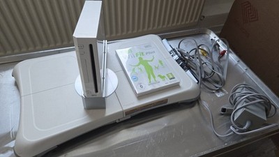 Nintendo Wii Konsole + Wii Fit Plus + Balance Board   Komplettset