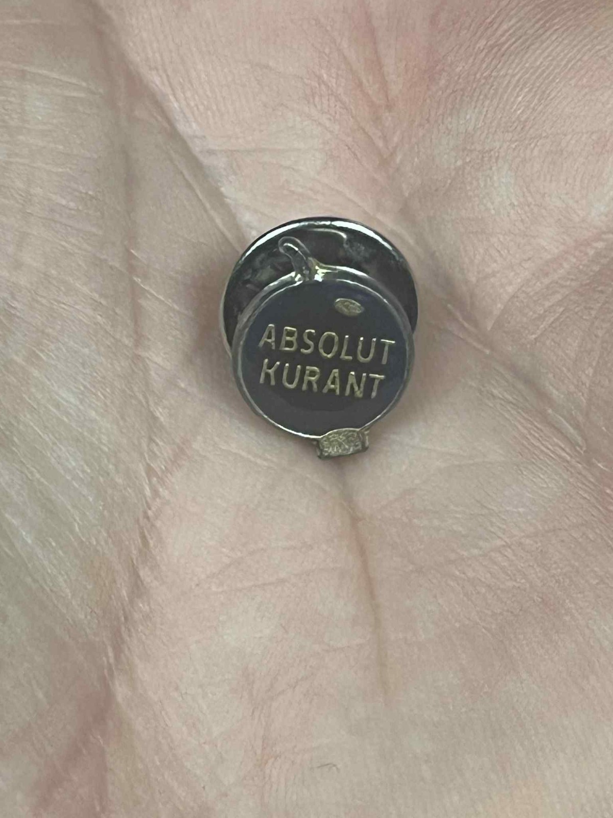 VINTAGE 90'S SMALL ABSOLUT VODKA ABSOLUT KURANT PROMO PIN FROM SWEDEN - DISPLAY