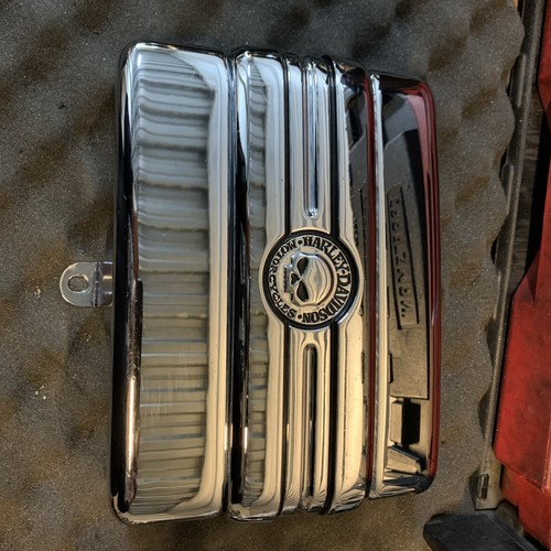 Harley Davidson Dyna Custom Willie G Skull Battery Cover