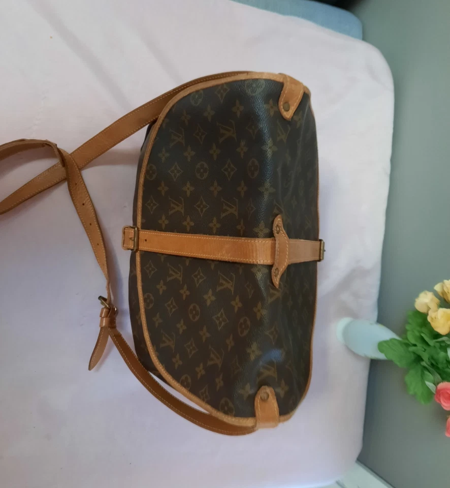 Bolso Bandolera Louis Vuitton Samur 35 Monograma Lona Hombro  Foto 3 de 4