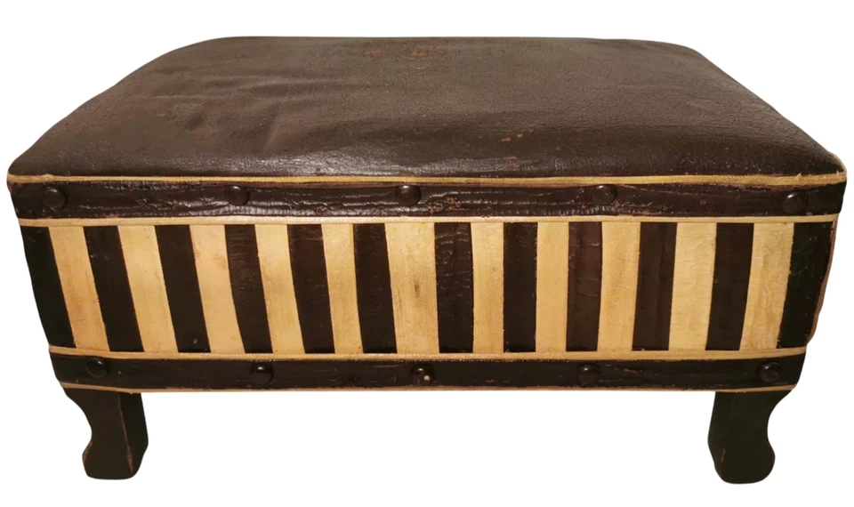 РЕДКАЯ LT 19-ГО-РАННЕГО 20-ГО C КОЖАНАЯ ОБЕРНУТАЯ, В ТОНКУЮ ПОЛОСКУ ДЕРЕВЯННАЯ ТАБУРЕТКА ДЛЯ НОГ С ПОДУШКОЙ - Изображение 4 из 4
