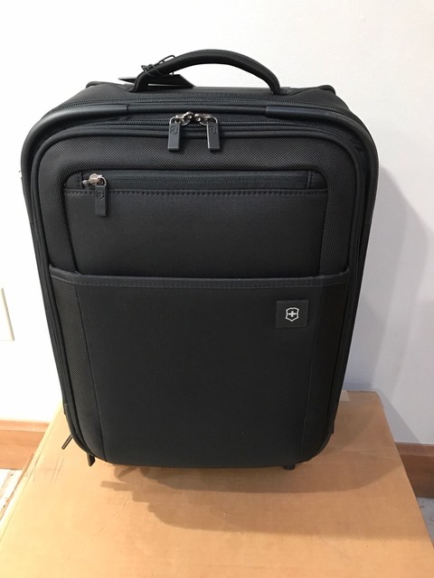 victorinox avolve carry on