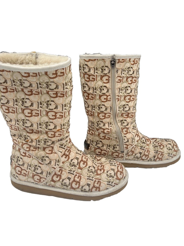 Ugg Australia Wilshire Beige Logo Monogram Boots Women’s 10 Allover Print