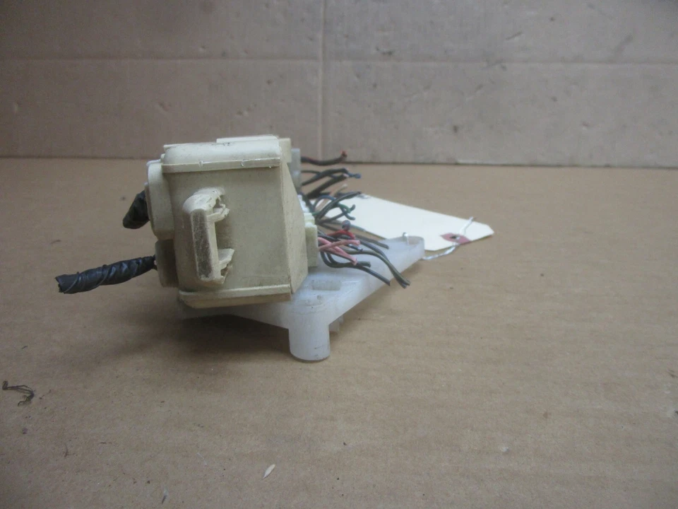 96 97 1996 1997 年马自达 Protege 内部舱保险丝盒继电器接线块面板 — 第 2/4 张图片