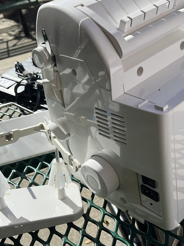 Baby Lock Ovation Overlock Coverstitch Machine (BLES8) READ PLS !!! eBay