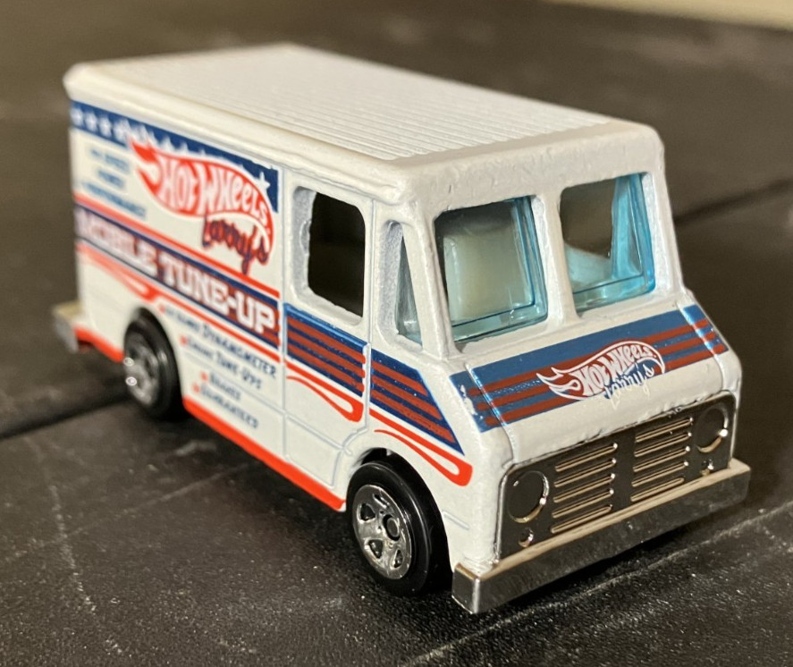 White Combat Medic "Larry's Mobile Tune-Up"  Hot Wheels 1:64 Diecast - CLEAN NM