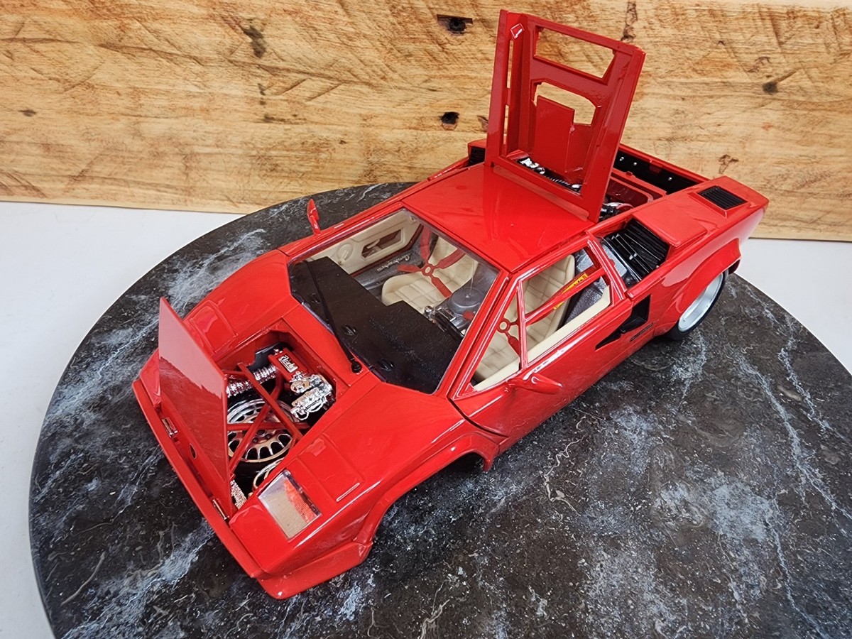 Burago 1988 Lamborghini Countach 1:18 Scale Diecast Model Car Red