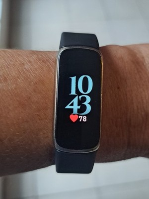 Fitbit Luxe FB422 Fitness Tracker-Black with gold face, extras--READ DESCRIPTION