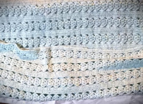 Handgehäkelte Decke klein überwiegend blau mit rosa & gelben Farben - Bild 3 von 7