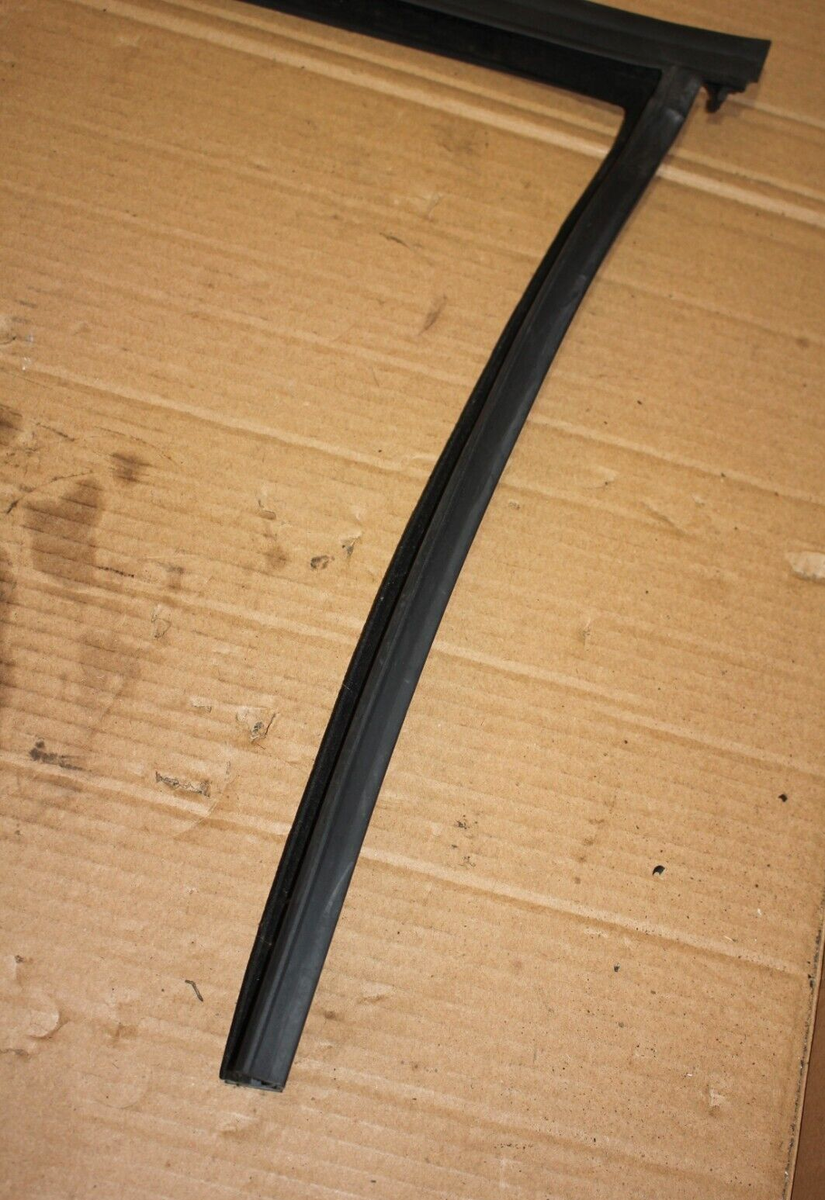 GENUINE ORIGINAL BMW E34 M5 FRONT LEFT DOOR WINDOW GUIDE RUBBER